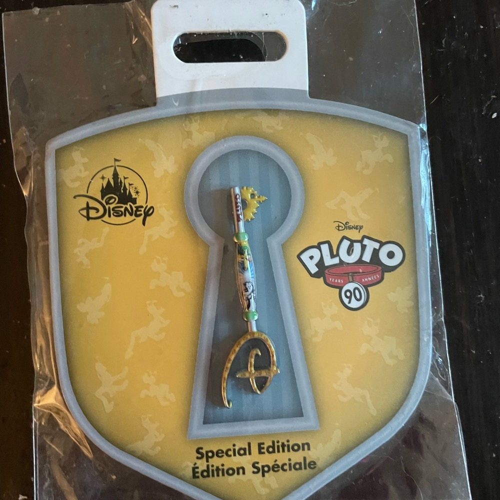 NWT Disney key pin Pluto 90 anniversary